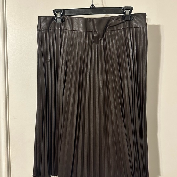 Elegant Brown Pleated Skirt by Ann Taylor - Picture 2 of 6